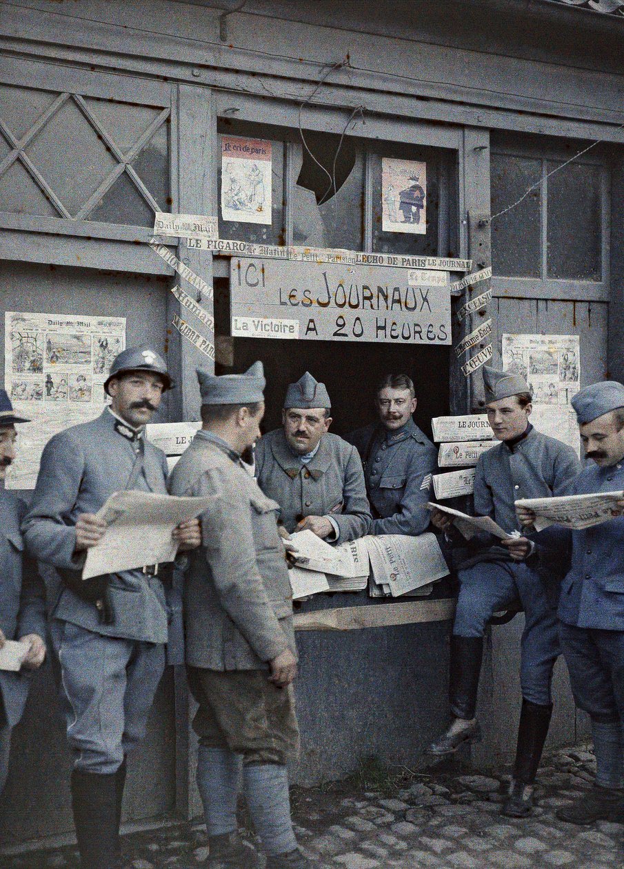 Franse soldaten kopen en lezen kranten bij een kiosk in Rexpoede, Departement Nord, Regio Nord-Pas-de-Calais, Frankrijk, 6 september 1917 door Paul Castelnau