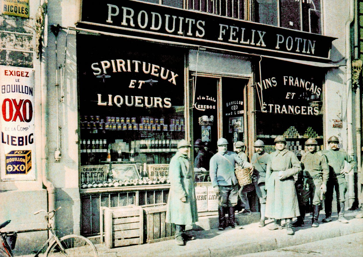 Franse soldaten voor de kruidenierswinkel Felix Potin op de Place des Marchés, Reims, Frankrijk, 1917 door Paul Castelnau