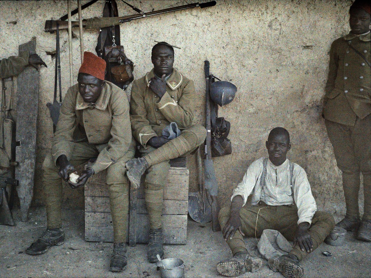 Senegalese soldaten in dienst van het Franse leger als infanteristen rusten in een kamer met geweren en uitrusting, Saint-Ulrich, Departement Haut-Rhin, Elzas, Frankrijk, 16 juni 1917 door Paul Castelnau