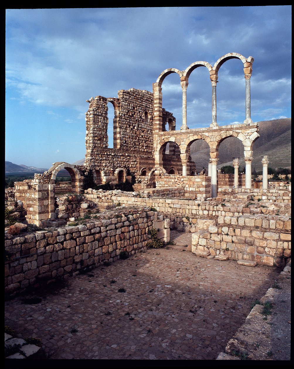 Uitzicht op de stad, 705-710 n.Chr. door Period Umayyad