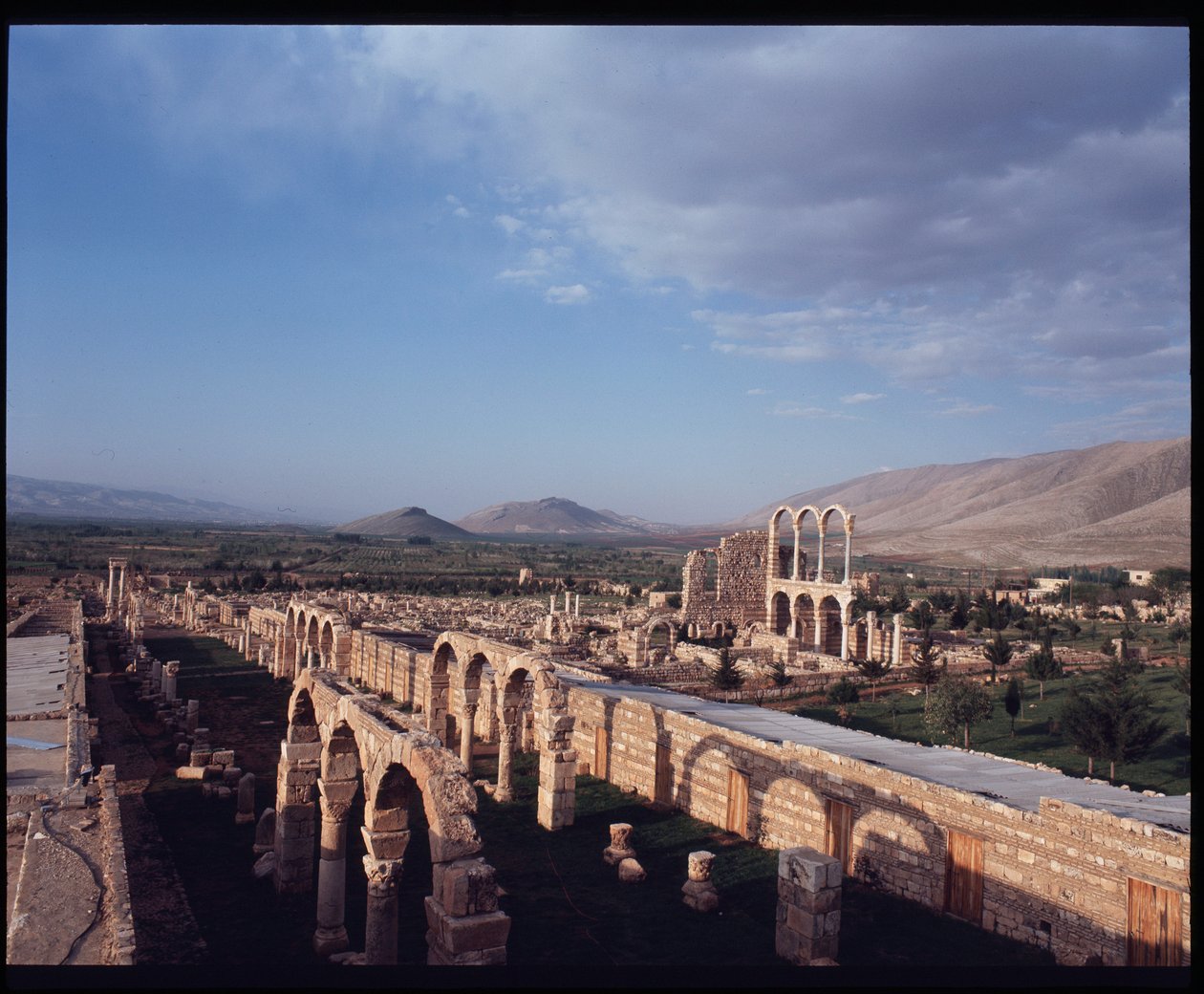 Uitzicht op de stad Anjar, 705-710 door Period Umayyad