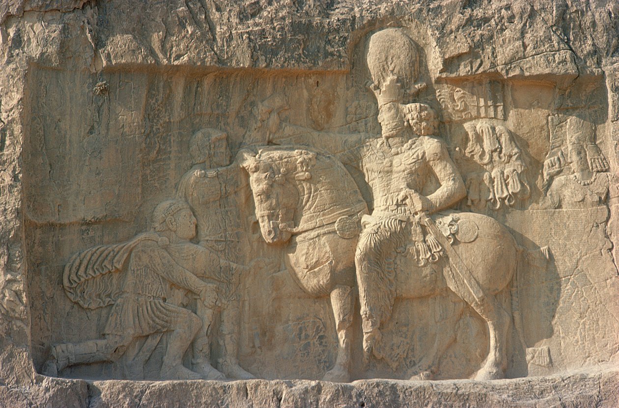 Reliëf met koning Shapur I (241-272 AD) en de Romeinse keizer Valerian (240-260 AD) Sassanian door Persian