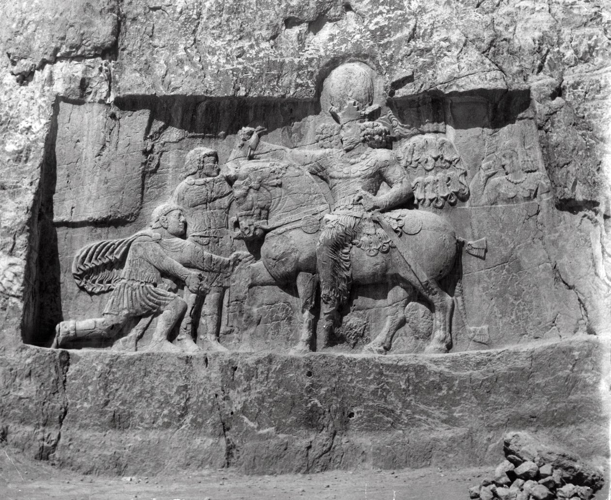 Reliëf dat de overwinning van koning Shapur I op Philippus de Arabier en keizer Valerianus toont door Persian