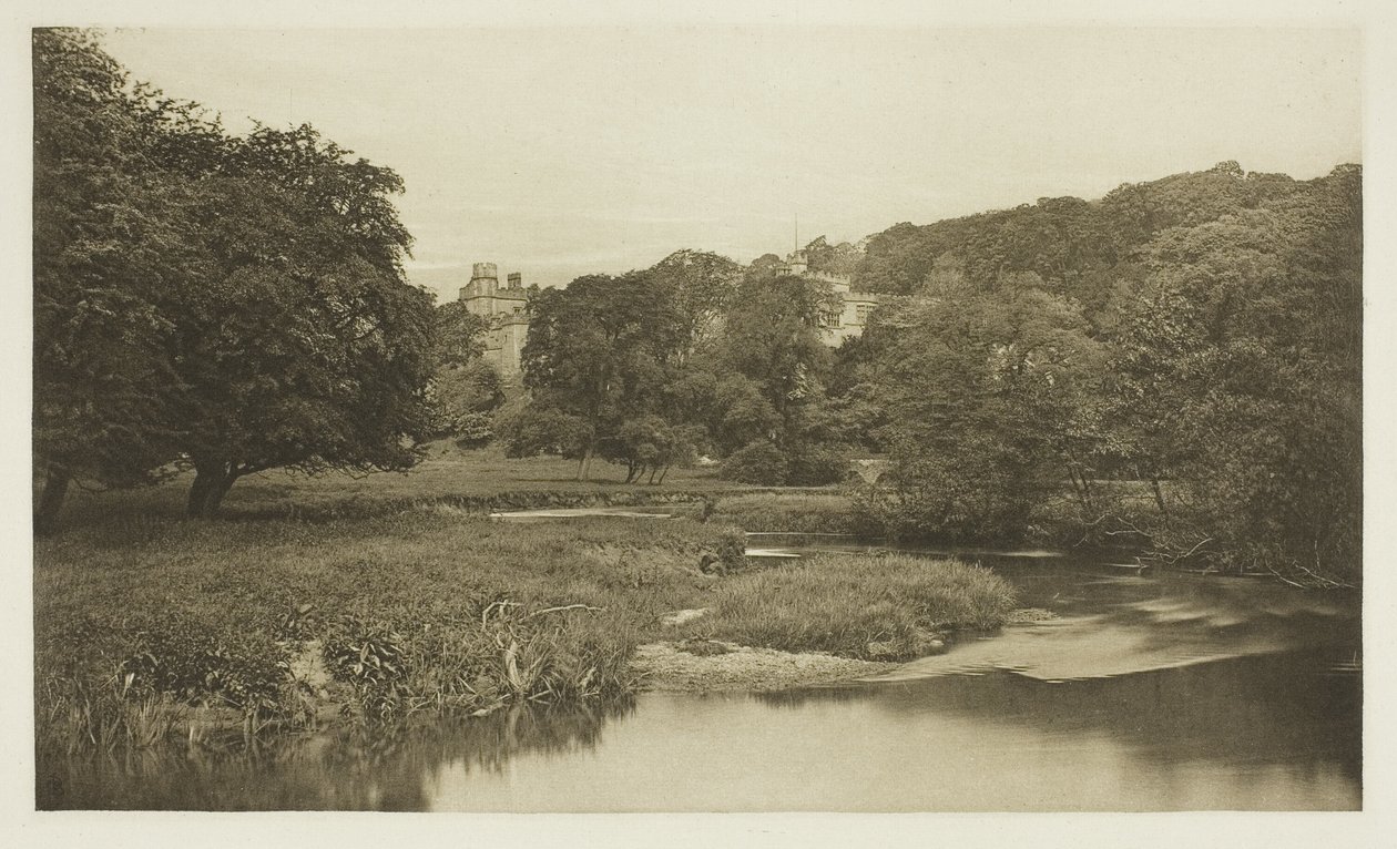 Haddon Hall, vanaf de weiden door Peter Henry Emerson