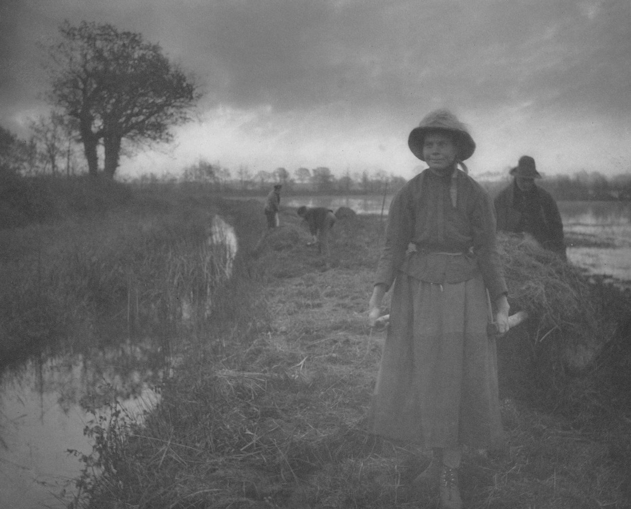 Het hooien in het moeras, 1886 door Peter Henry Emerson
