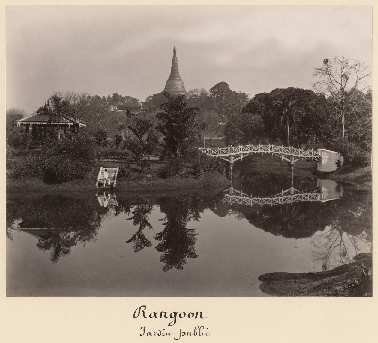 Eilandpaviljoen in de Cantanement Tuin, Rangoon, Birma, eind 19e eeuw door Philip Adolphe Klier