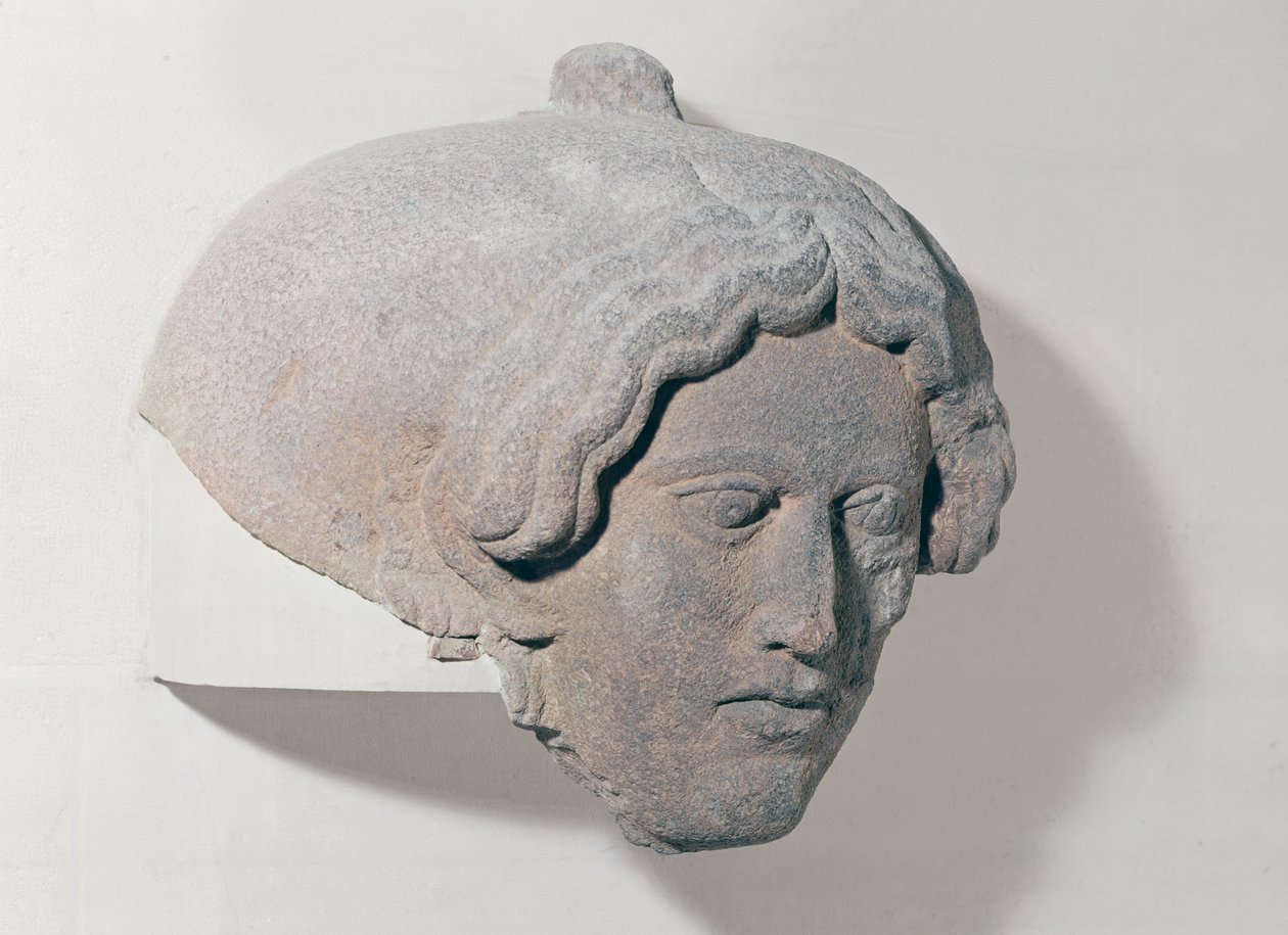 Hoofd van een vrouw, fragment van een sarcofaag door Phoenician