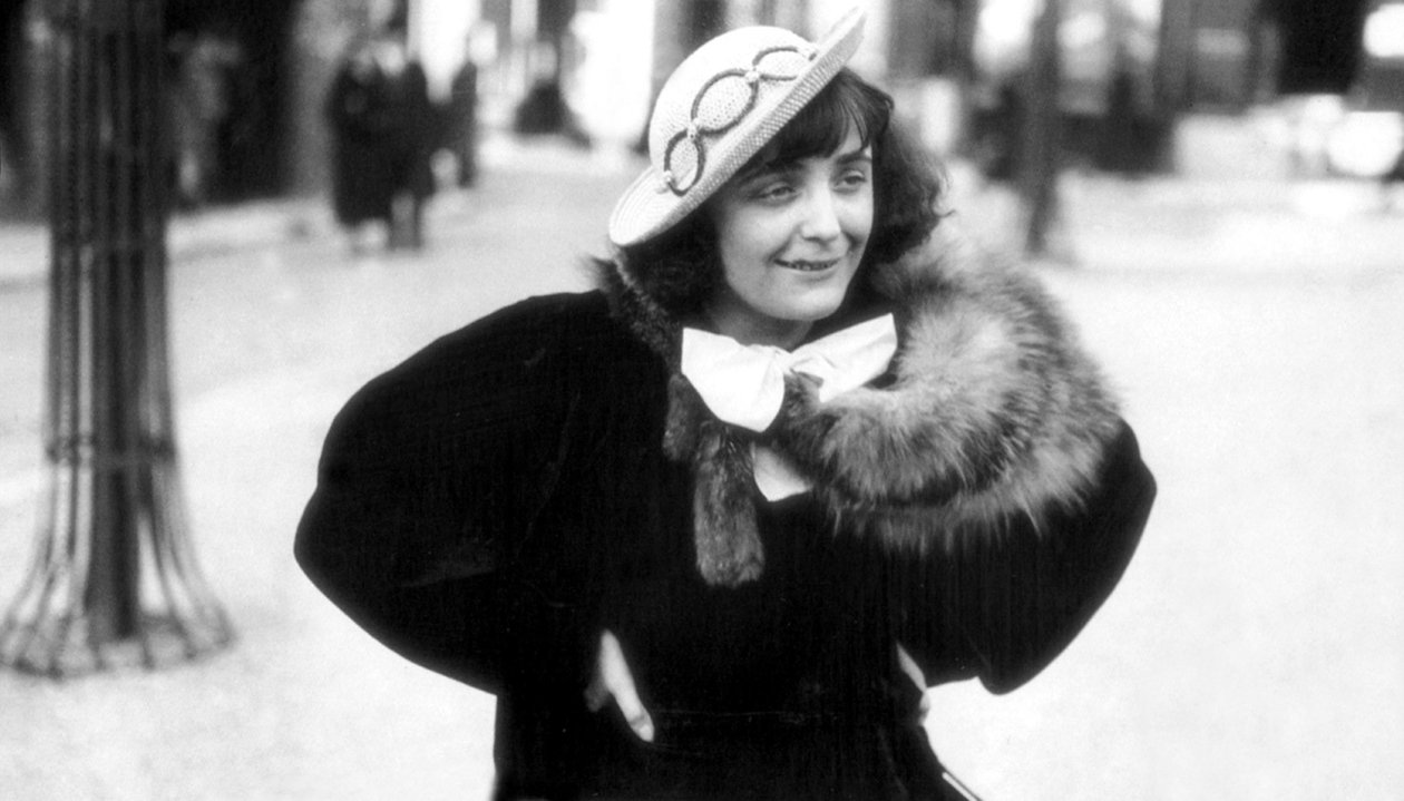 Franse zangeres Edith Piaf in Montmartre door Photographer French
