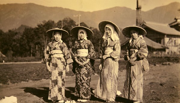 Japanse vrouwen in traditionele kleding door Photographer Japanese