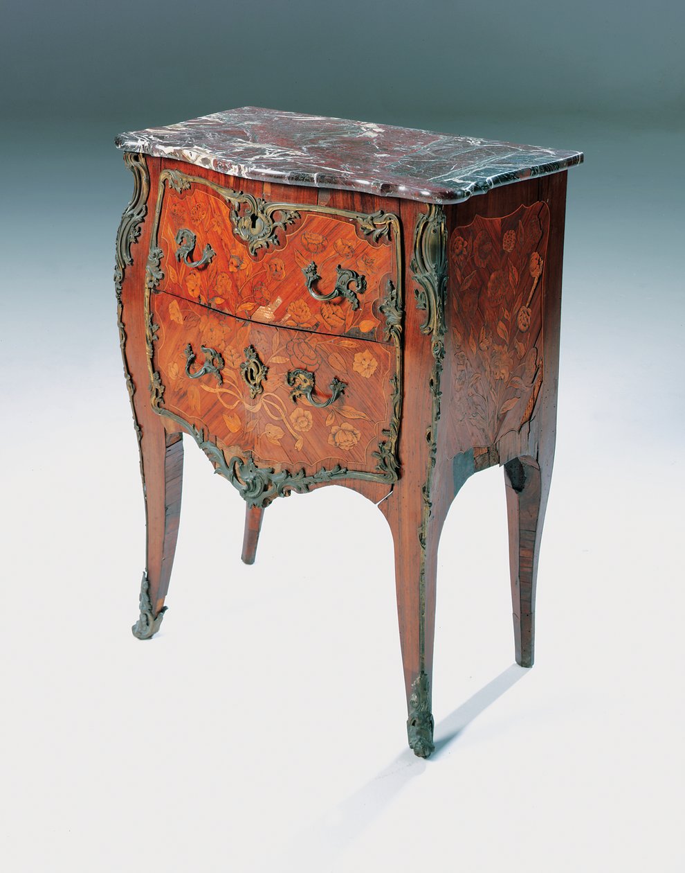 Louis XV commode door Pierre Roussel