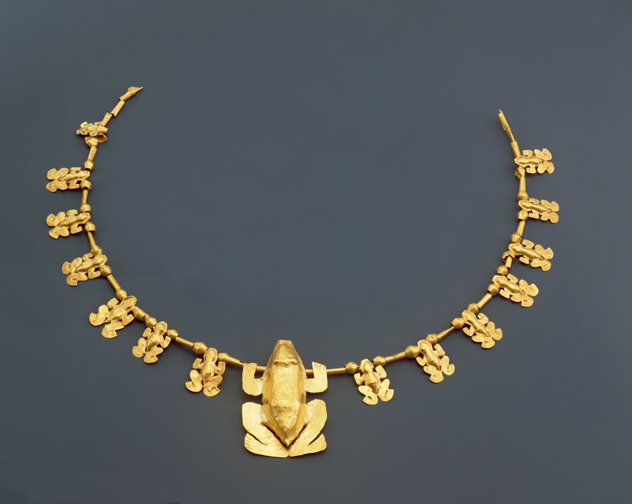 Quimbaya ketting met kikkers, uit Colombia door Pre Columbian