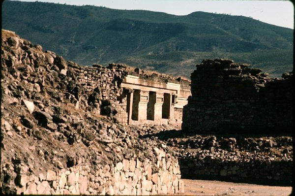 Uitzicht op muren en een tempelingang door Pre Columbian Pre Columbian