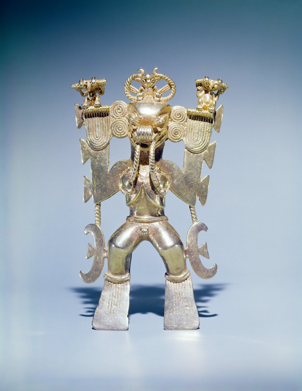 Hanger die een krokodilgod voorstelt, La Vaca, Punta Burica, Costa Rica (goud) door Pre Columbian