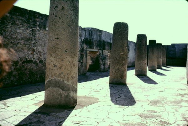 Binnenplaats met zuilen door Pre Columbian Pre Columbian