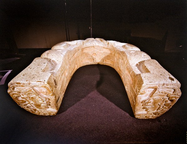 Achteraanzicht van juk gebruikt in balspelen, Vera Cruz door Pre Columbian Pre Columbian