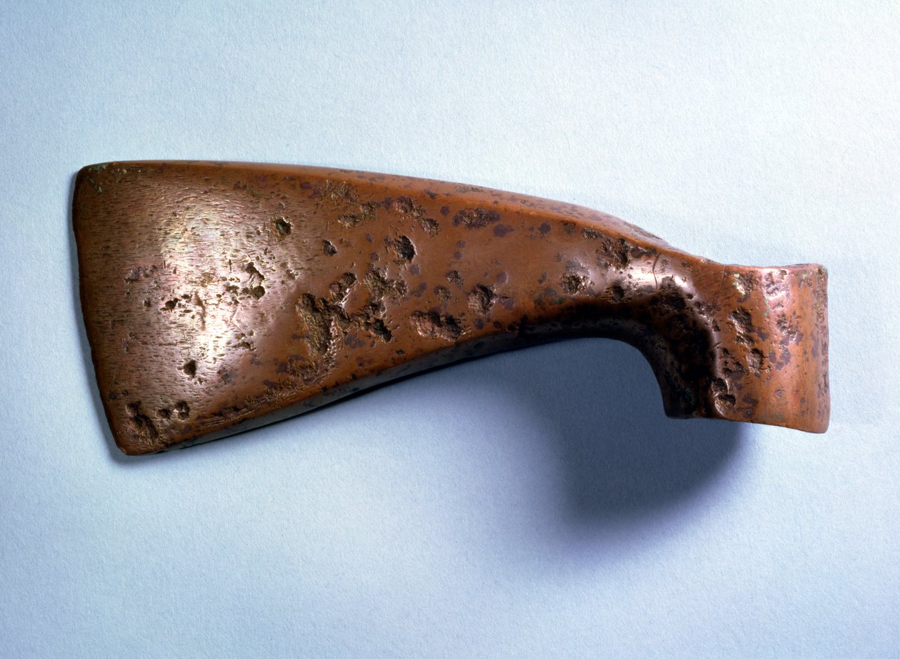 Bijl uit Vucedol, Pakrac, Slavonië, Bronstijd, ca. 2000-1000 v.Chr. (brons) door Prehistoric