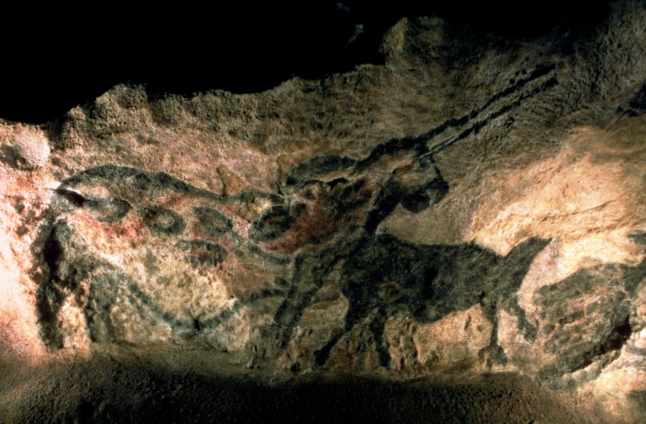 Rotsschildering van een gehoornd dier, ca. 17000 v.Chr. door Prehistoric