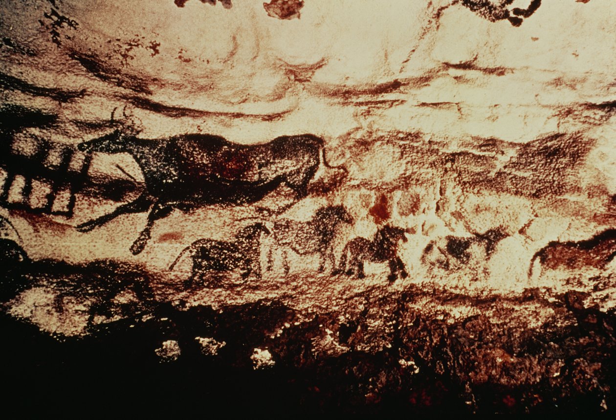 Rotsschildering van een springende koe en een fries van kleine paarden, c.17000 v.Chr. door Prehistoric