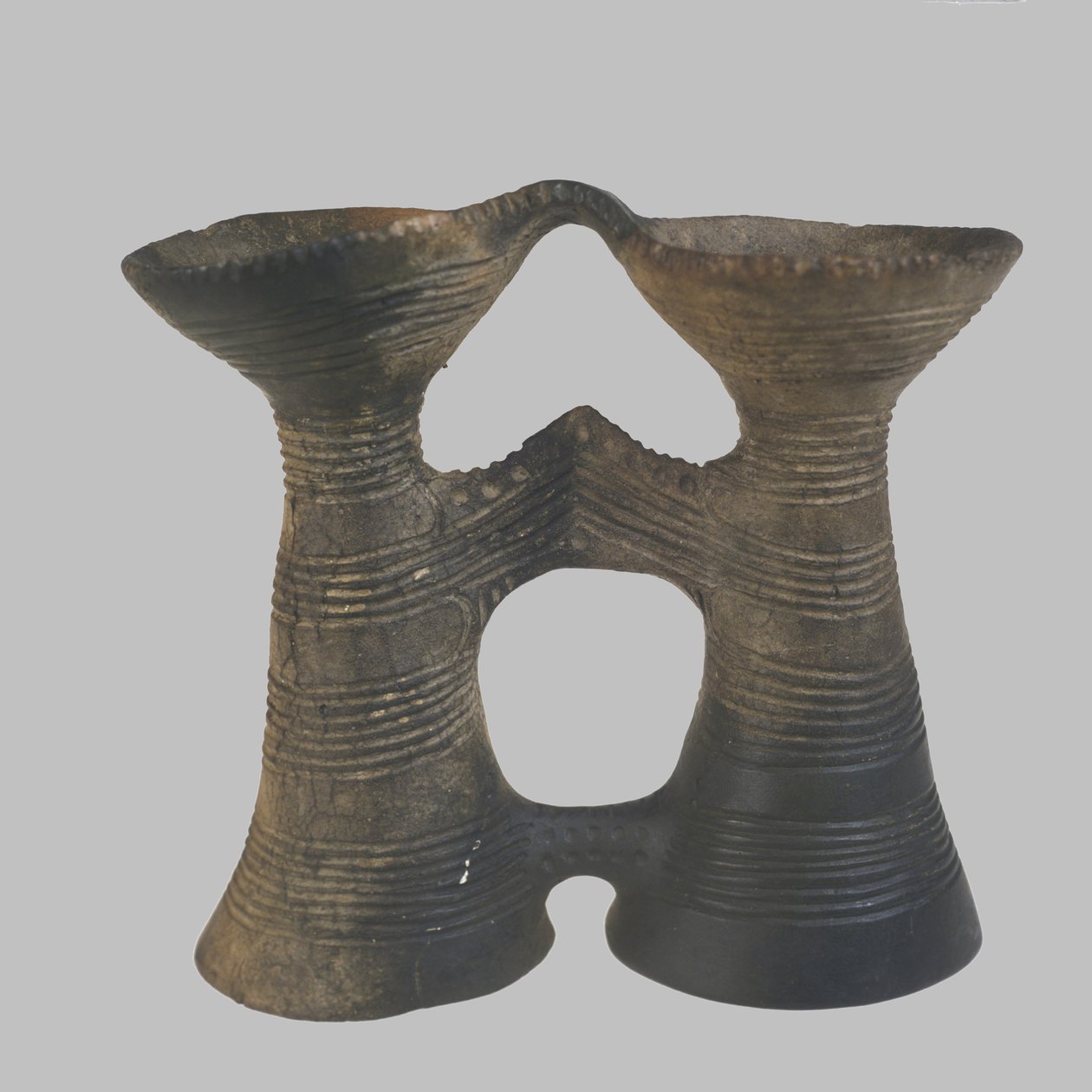 Verrekijkervormig vat, 4400-4200 v.Chr. door Prehistoric Russian Culture