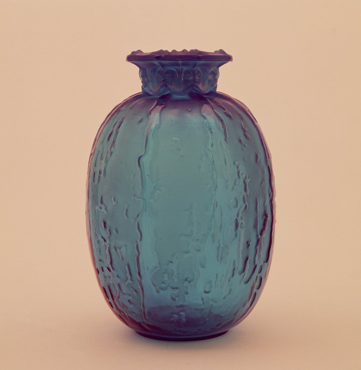 Gedekte vaas met satijnen afwerking, ca. 1902 door Rene Jules Lalique