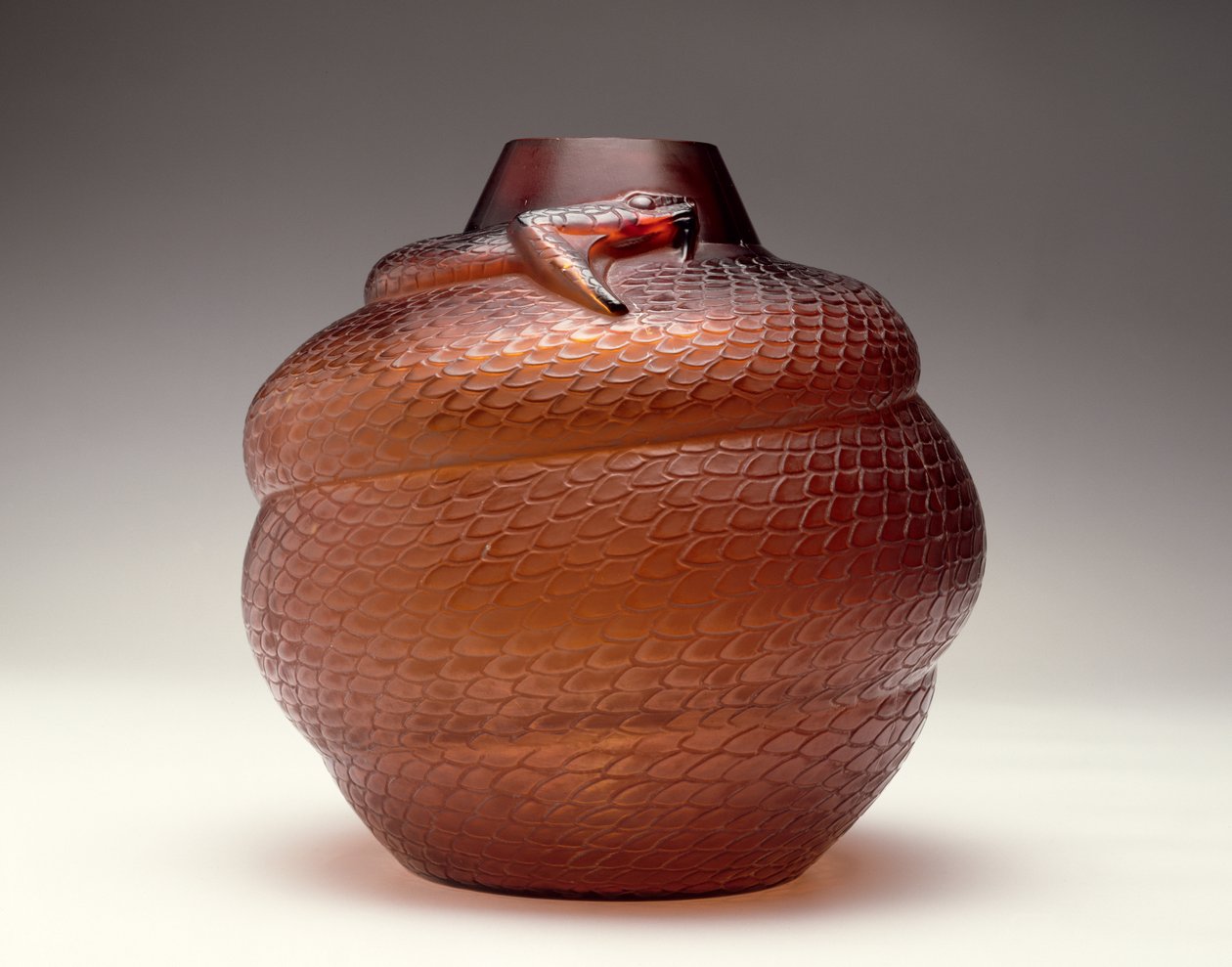 Slang, amber glazen vaas door R. Lalique, 1924 door Rene Jules Lalique