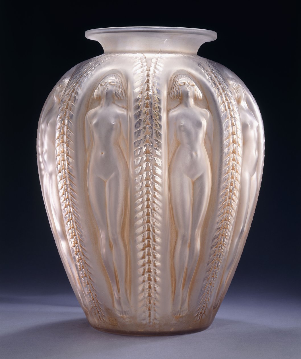 Luxemburg, een monumentale gegoten glazen vaas door Rene Jules Lalique