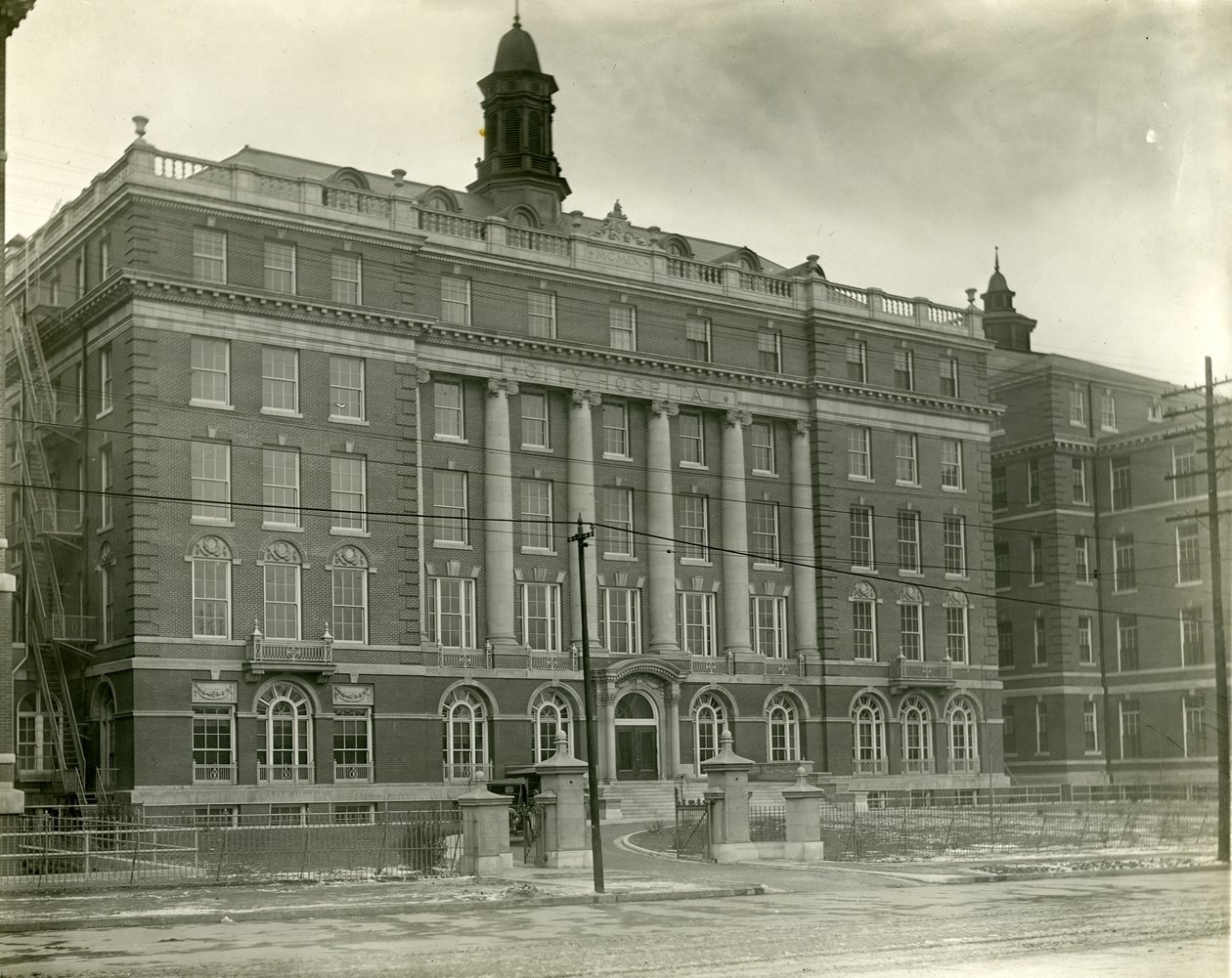 Hoofdgebouw van het Stadsziekenhuis in 1910 door Richard Moore