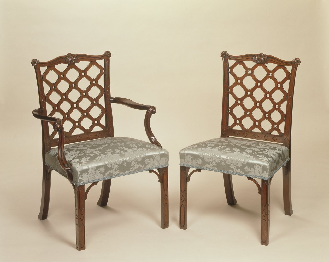 Een paar George III eetkamerstoelen, ca. 1765 (gesneden mahonie en bekleding) door Robert Manwaring