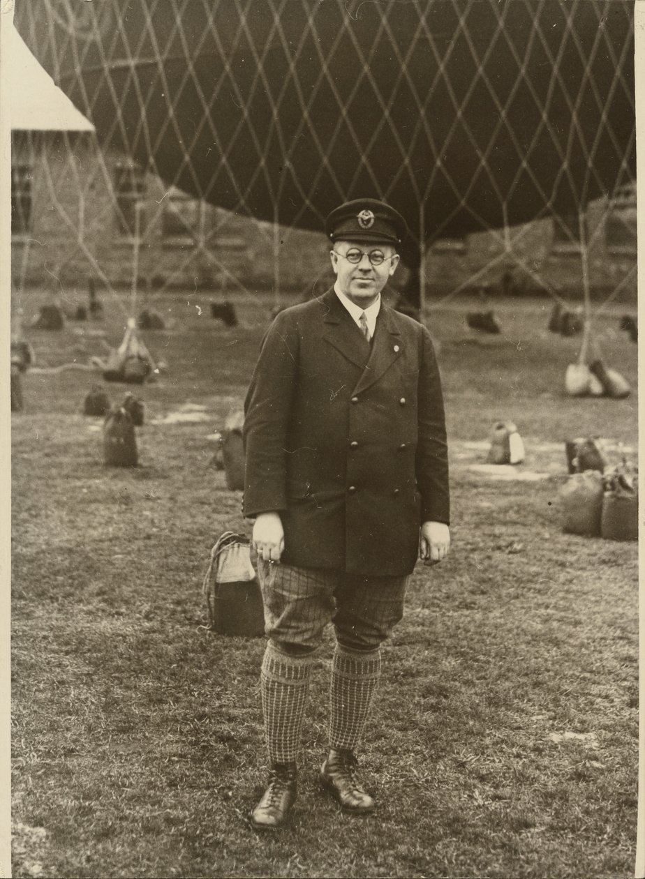 [Portret van een ballonvaarder]. door Robert Petschow