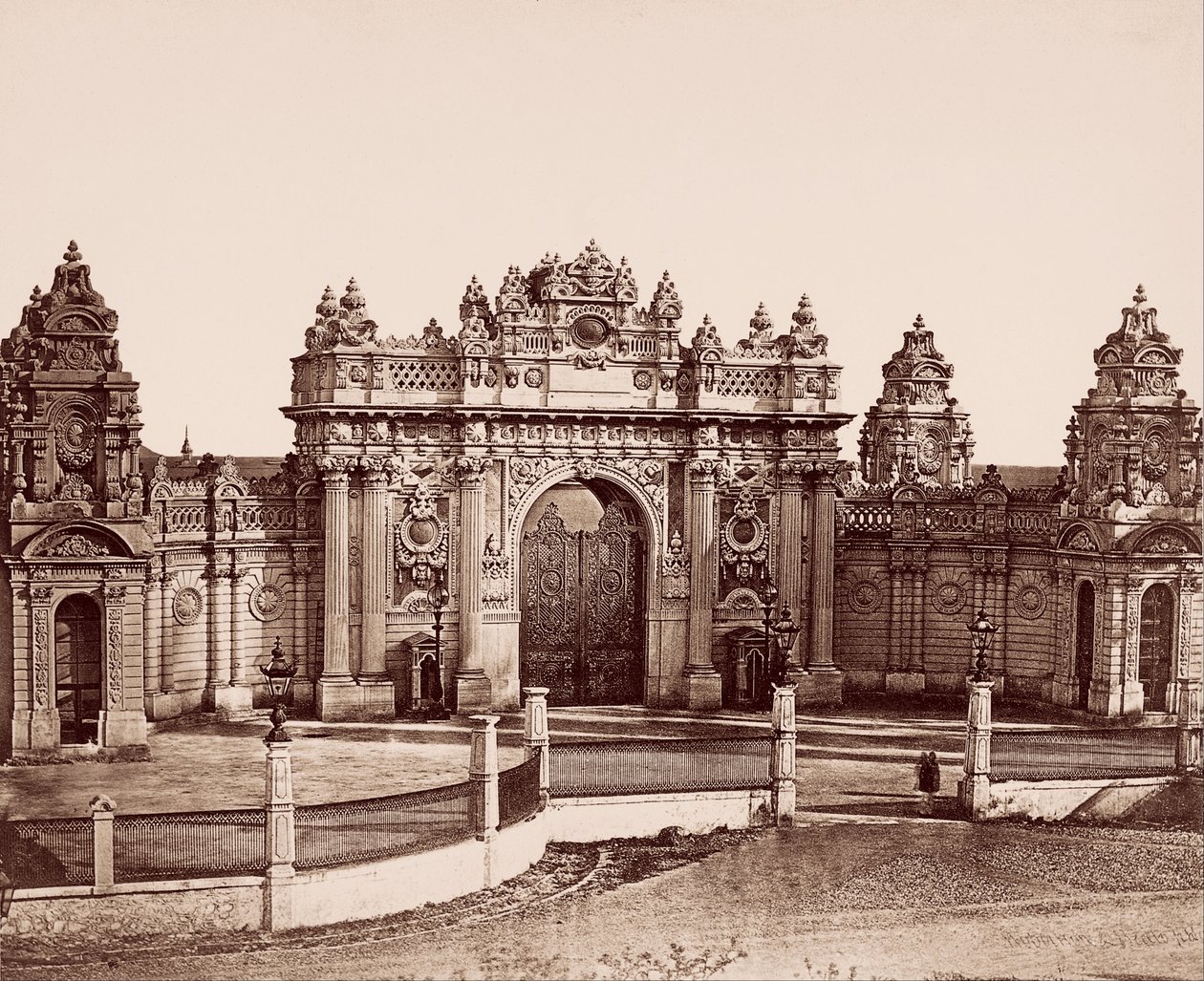 Dolmabahçe Paleis Keizerlijke Poort door Robertson and Beato