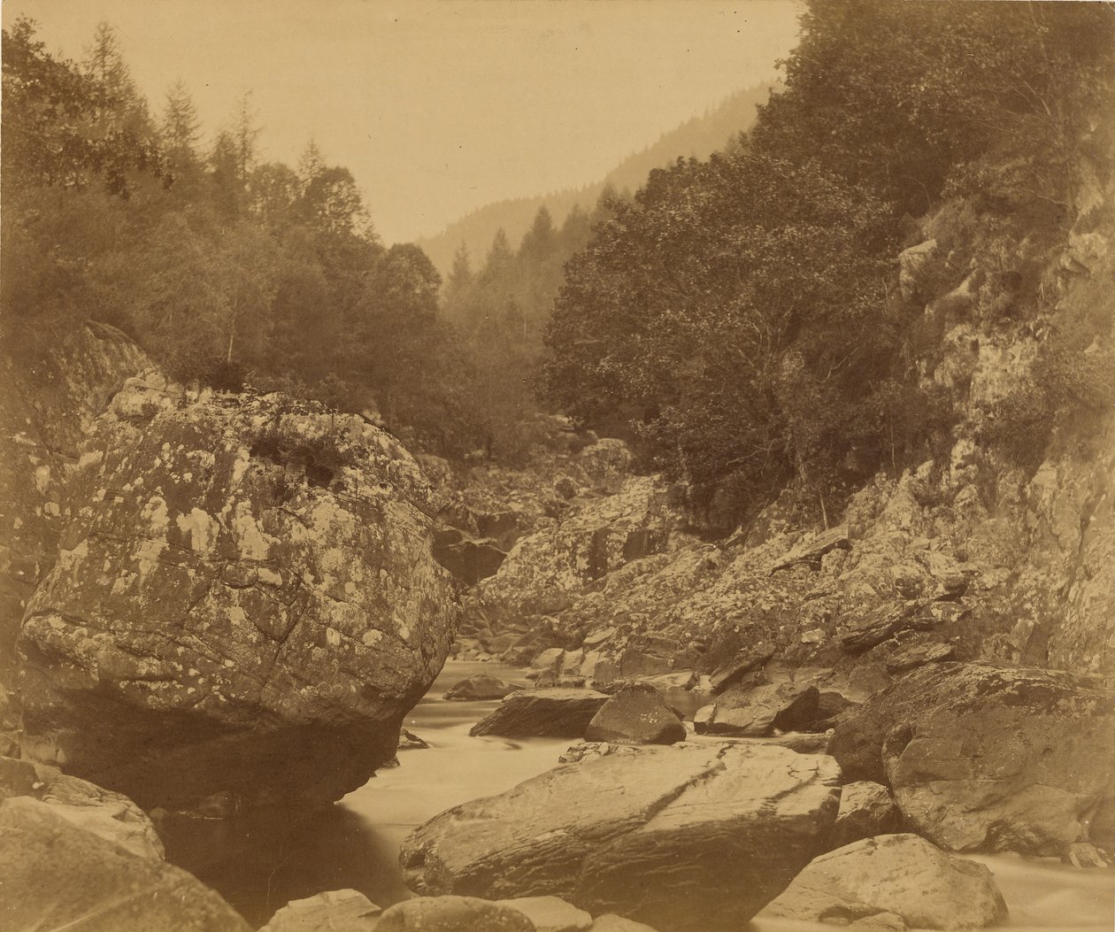Rotsen in de Lwgwy: Bettws-y-Coed. door Roger Fenton