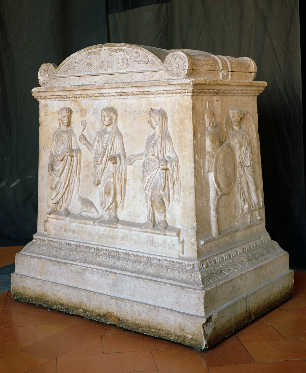 Altaar gewijd aan de lares van Augustus door Roman