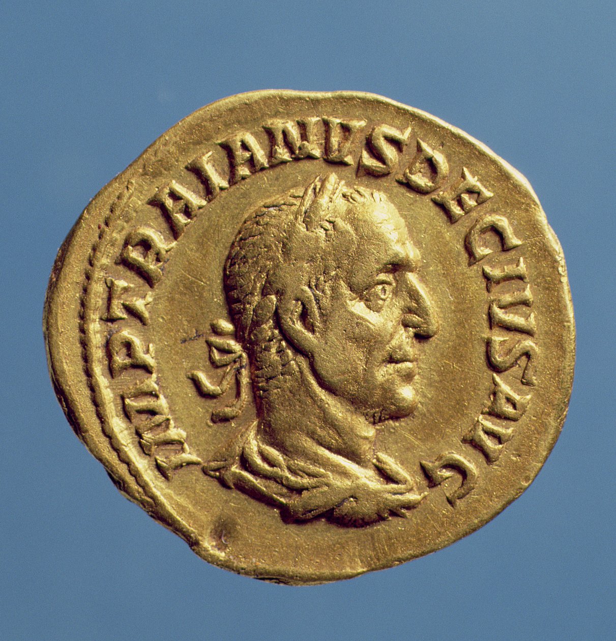 Aureus (voorzijde) van Trajanus Decius (249-251) gedrapeerd, met een lauwerkrans door Roman