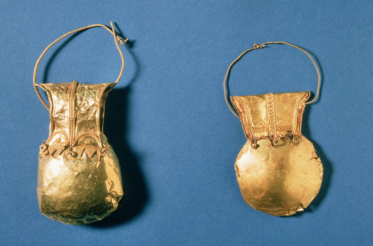 Bulla, amulet gedragen door vrijgeboren Romeinse kinderen tot ze volwassen werden, Herculaneum, Romeins, 1e eeuw door Roman