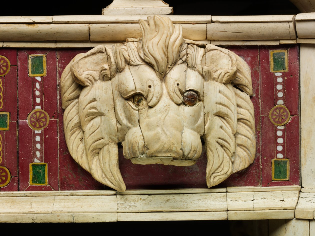 Detail van bank met gebeeldhouwd leeuwenkop en ingelegde glazen ogen, ca. 100 AD door Roman