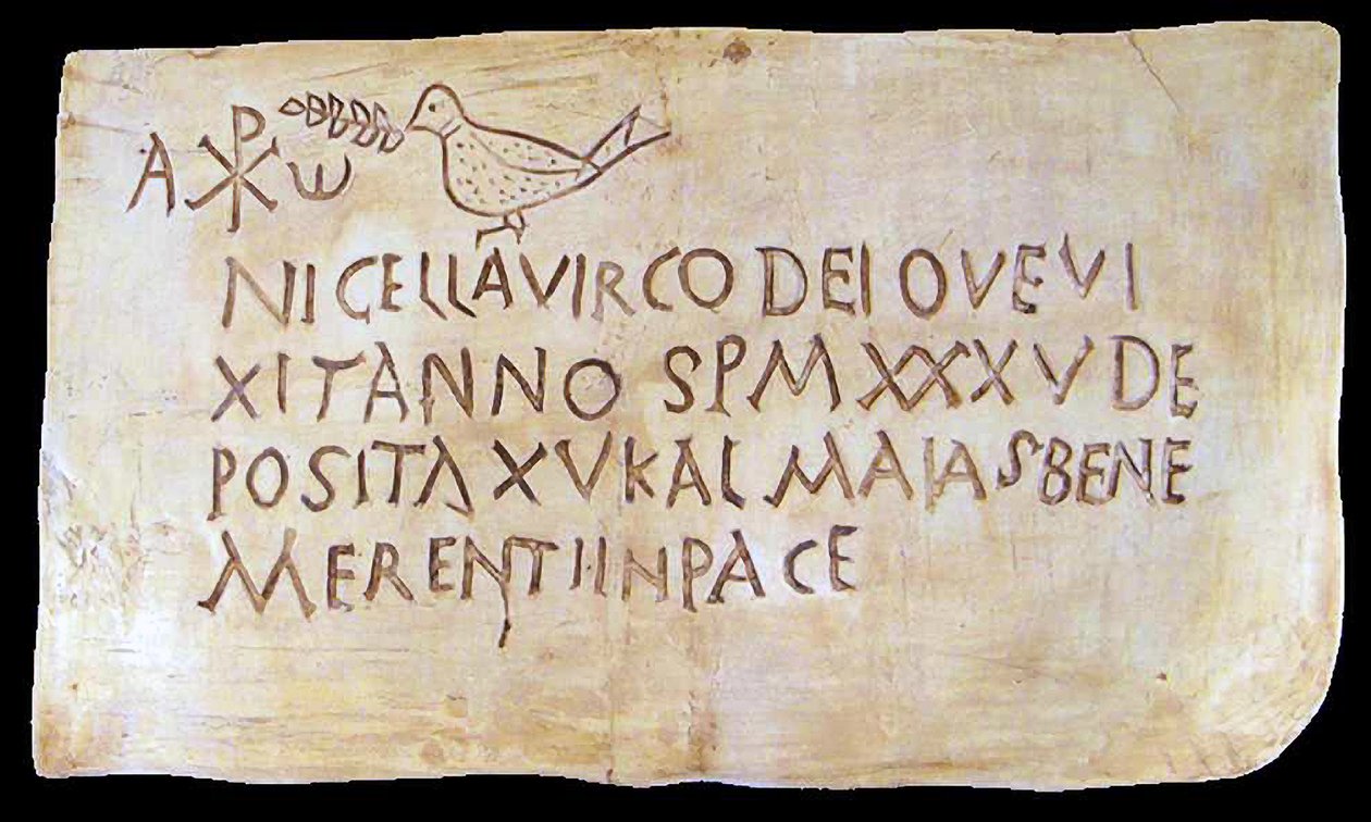 Grafinscriptie uit Romeinse catacomben met vroege christelijke symbolen door Roman