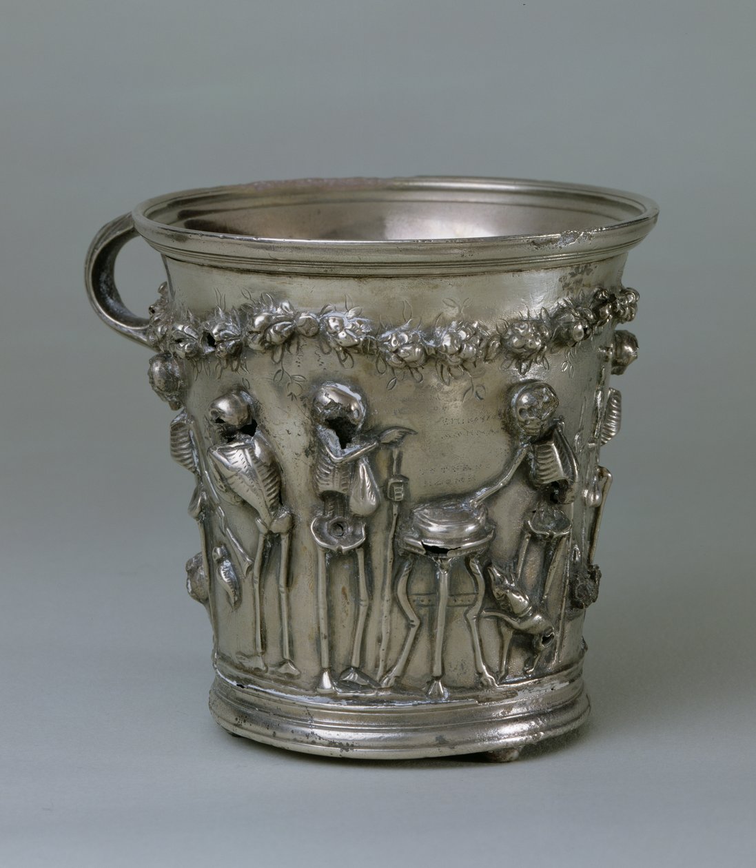 Beker gegraveerd met skeletten uit de Boscoreale Schat, nabij Pompeii door Roman
