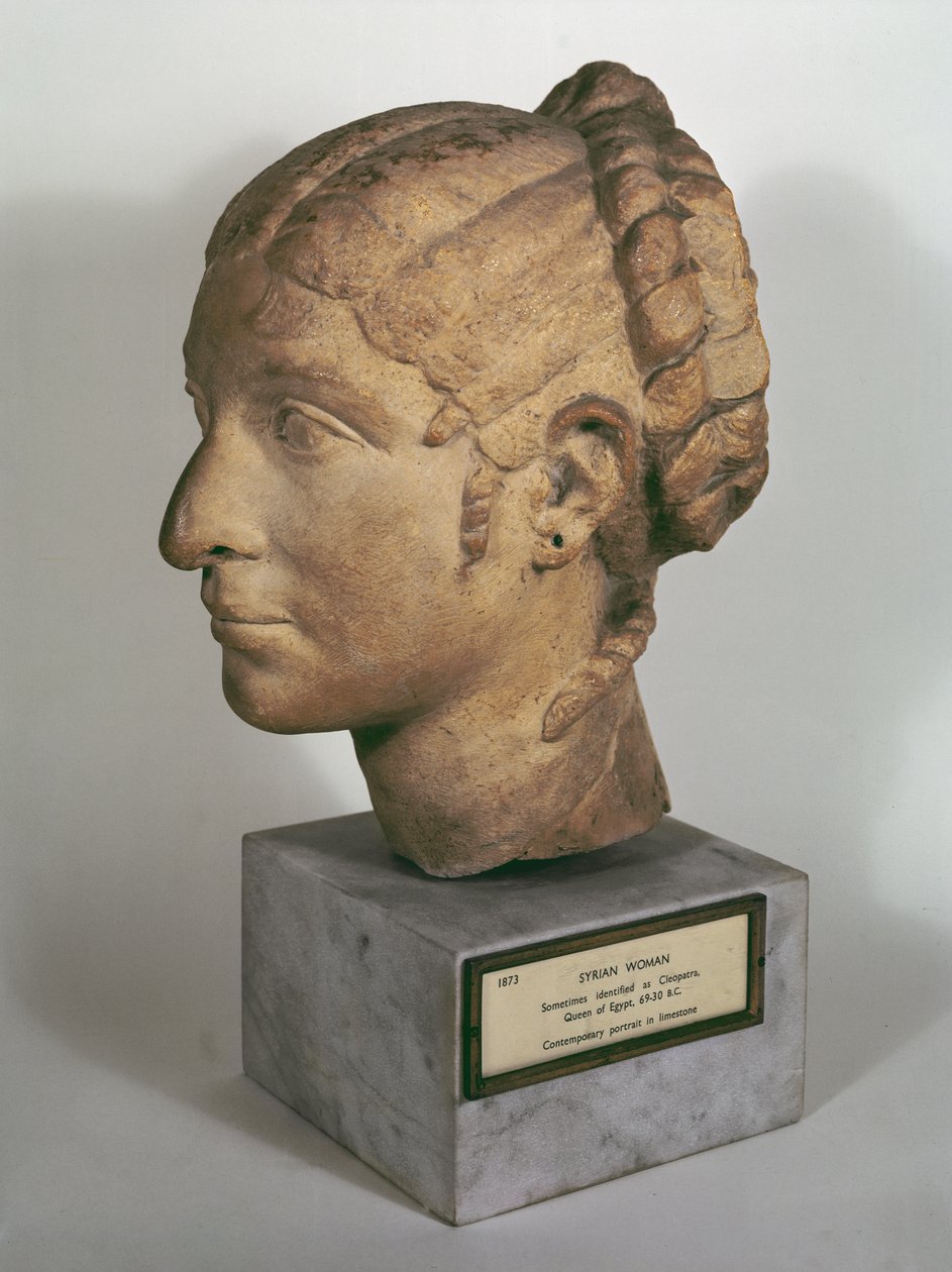 Kalkstenen hoofd van een vrouw, lijkend op Cleopatra VII, ca. 50-30 v.Chr. door Roman