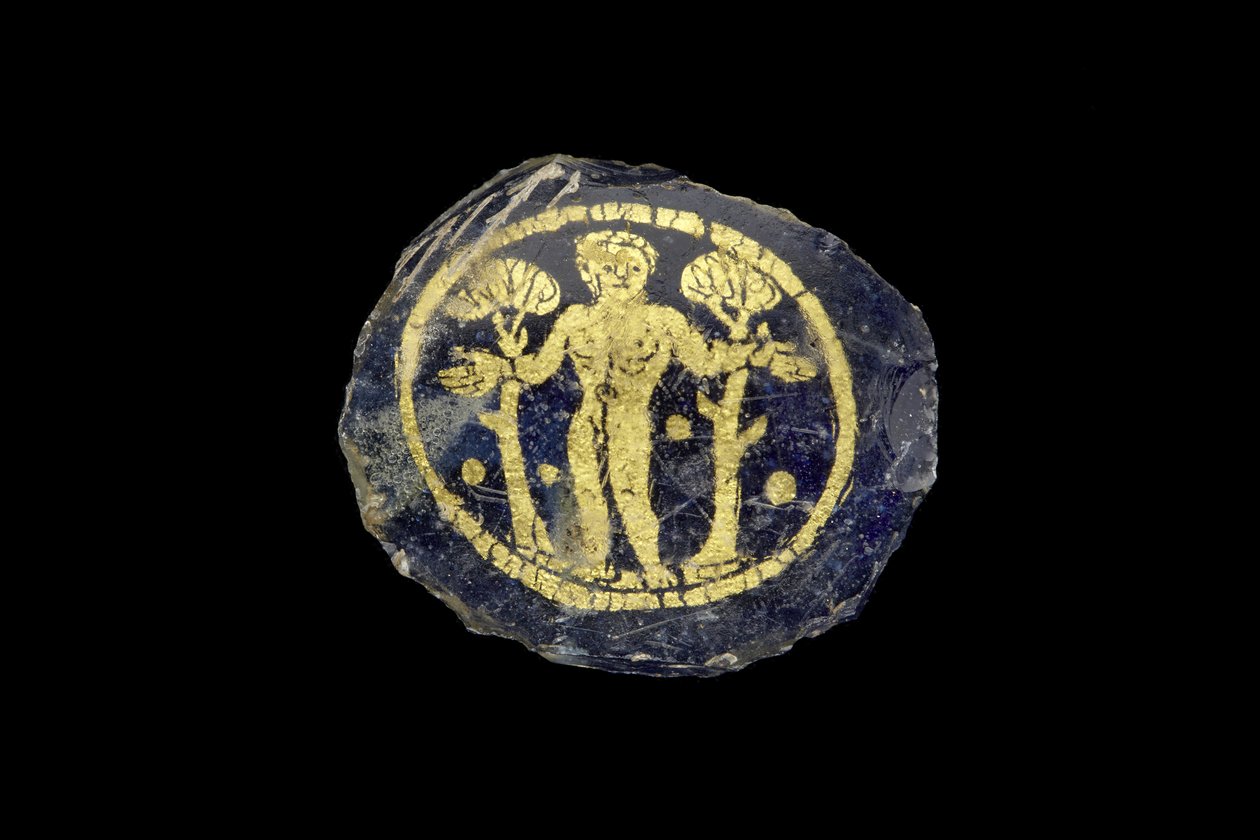 Medaille met baardloze, kortgeknipte naakte figuur tussen twee bomen, 3e-4e eeuw na Chr. (goud en glas) door Roman