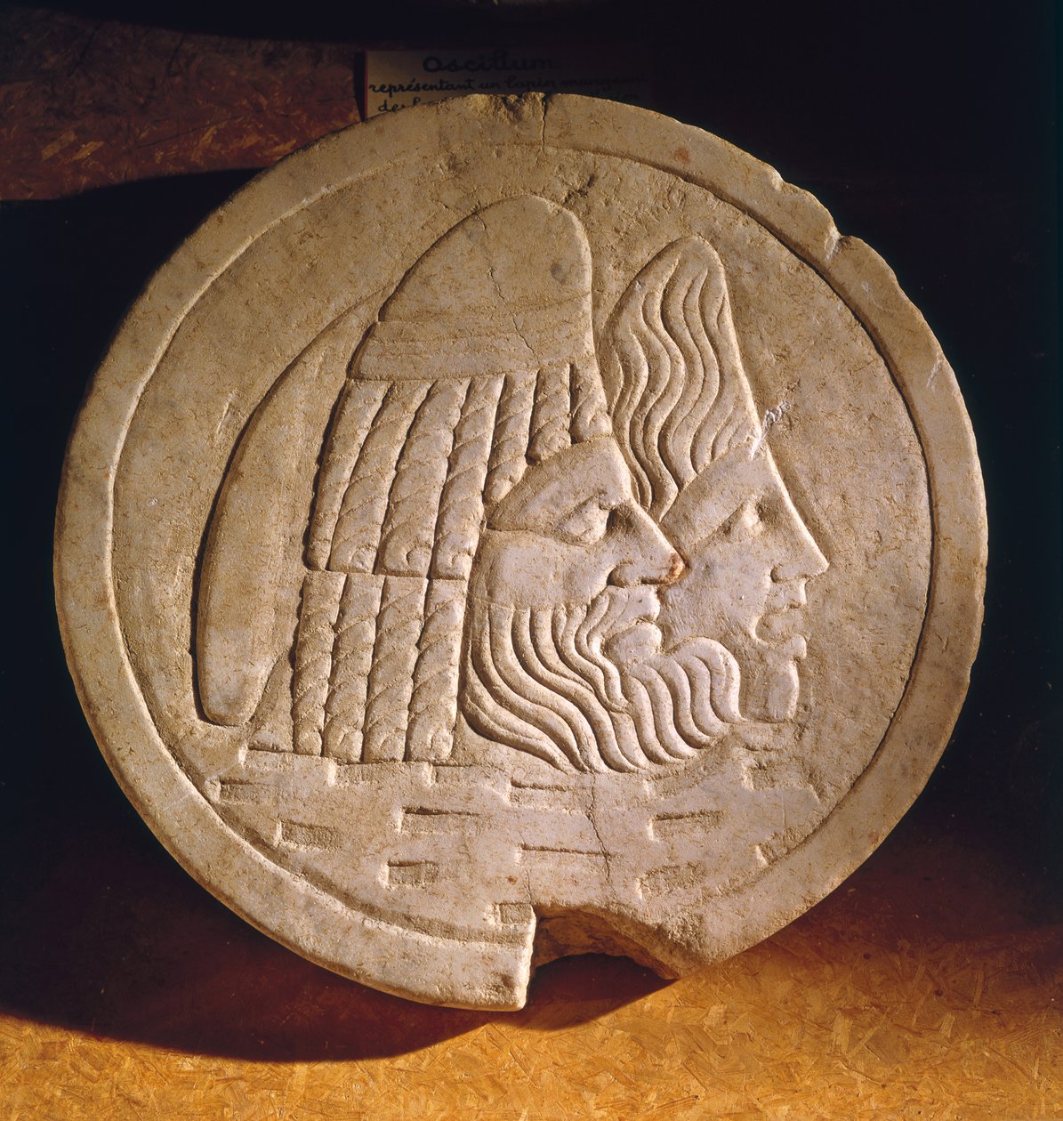Oscillum met theatrale maskers door Roman