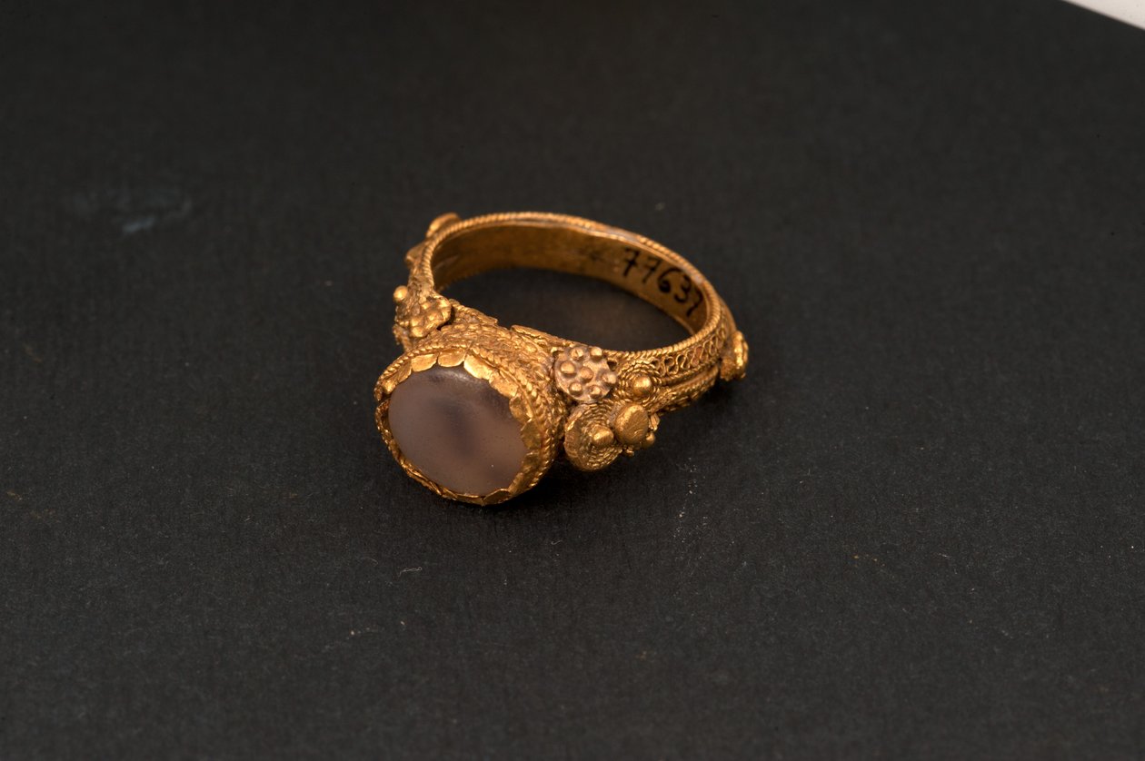 Ring (goud en jaspis) door Roman