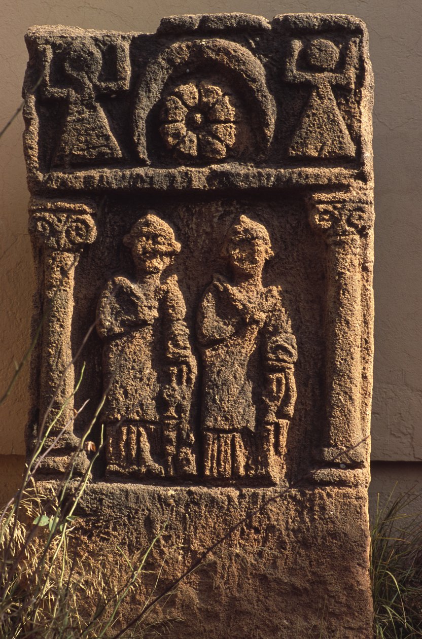 Stèle met twee menselijke figuren door Roman