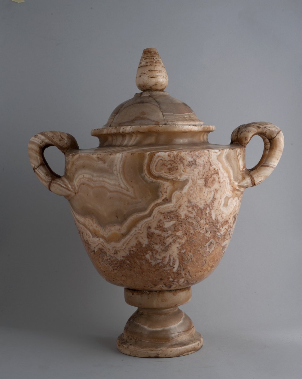 Urn (albast) door Roman