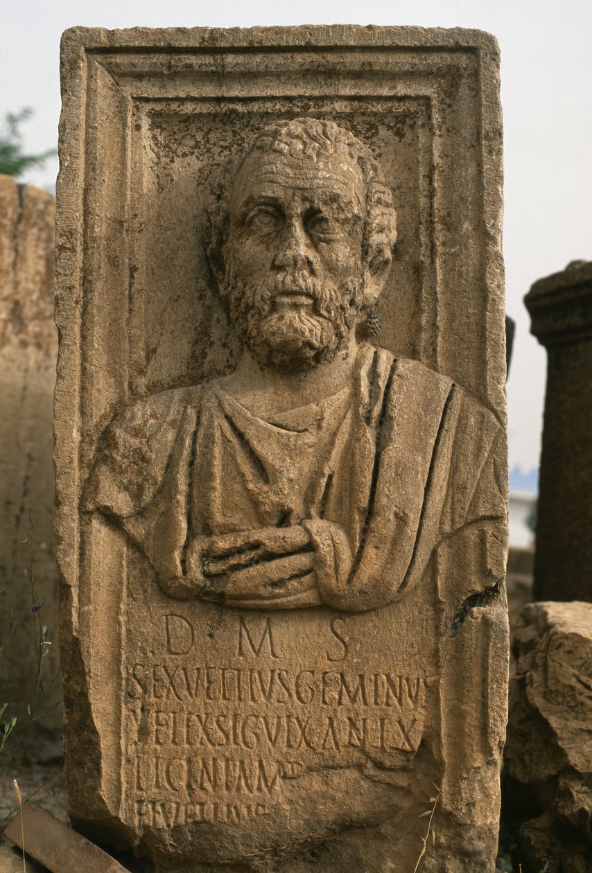 Stèles met een hoofd door Roman Imperial Period