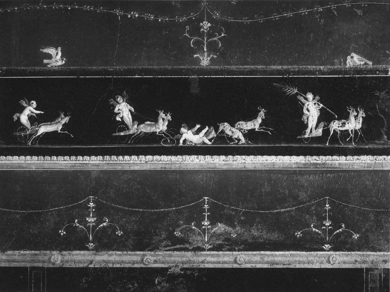 Gedecoreerde fries met putti die bigae besturen door Roman Roman