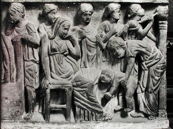 Reliëf dat een vrouw toont die huilt om de overledene, detail van de sarcofaag van de Conclamatie door Roman Roman