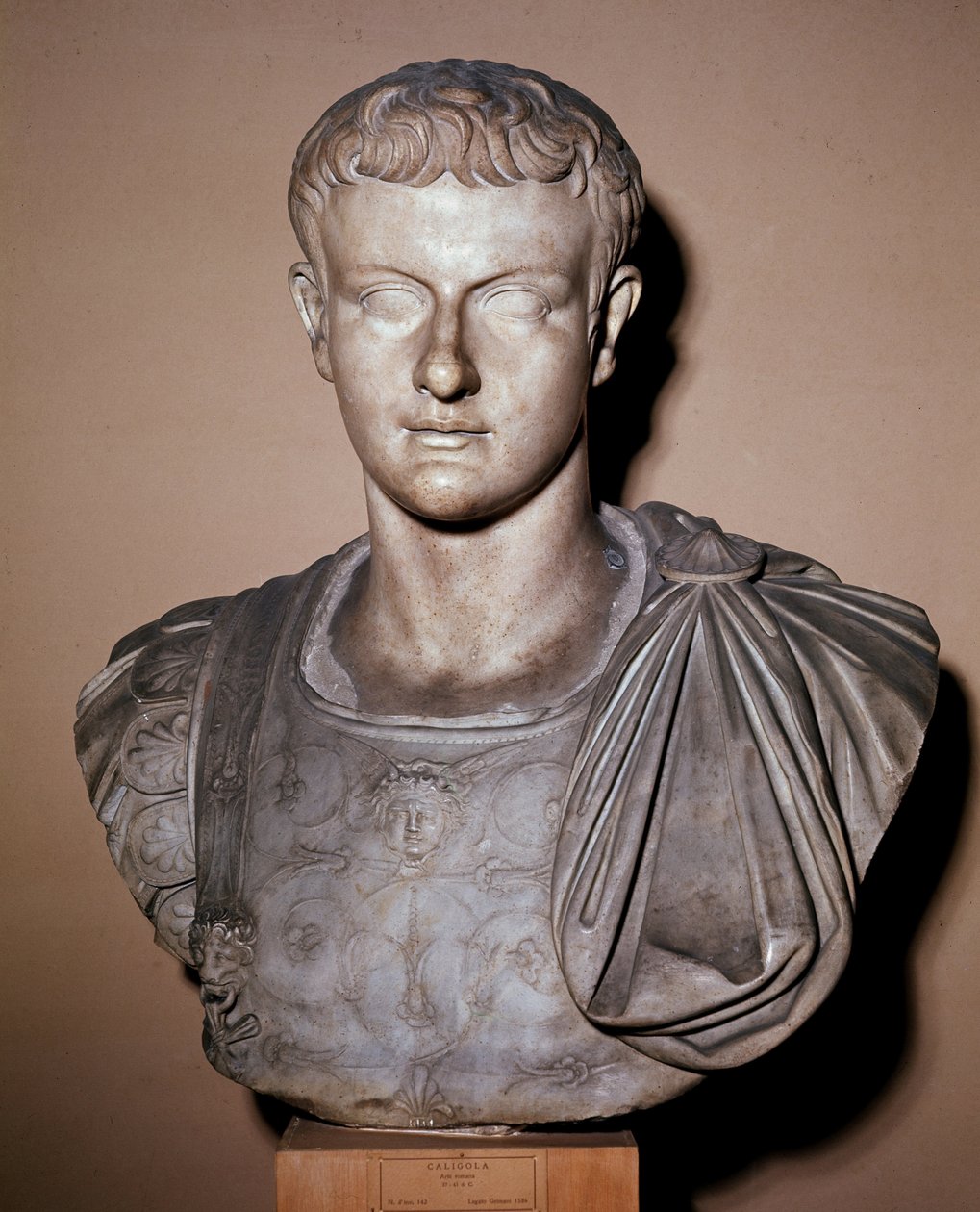 Buste van Caligula (marmeren beeldhouwwerk) door Roman