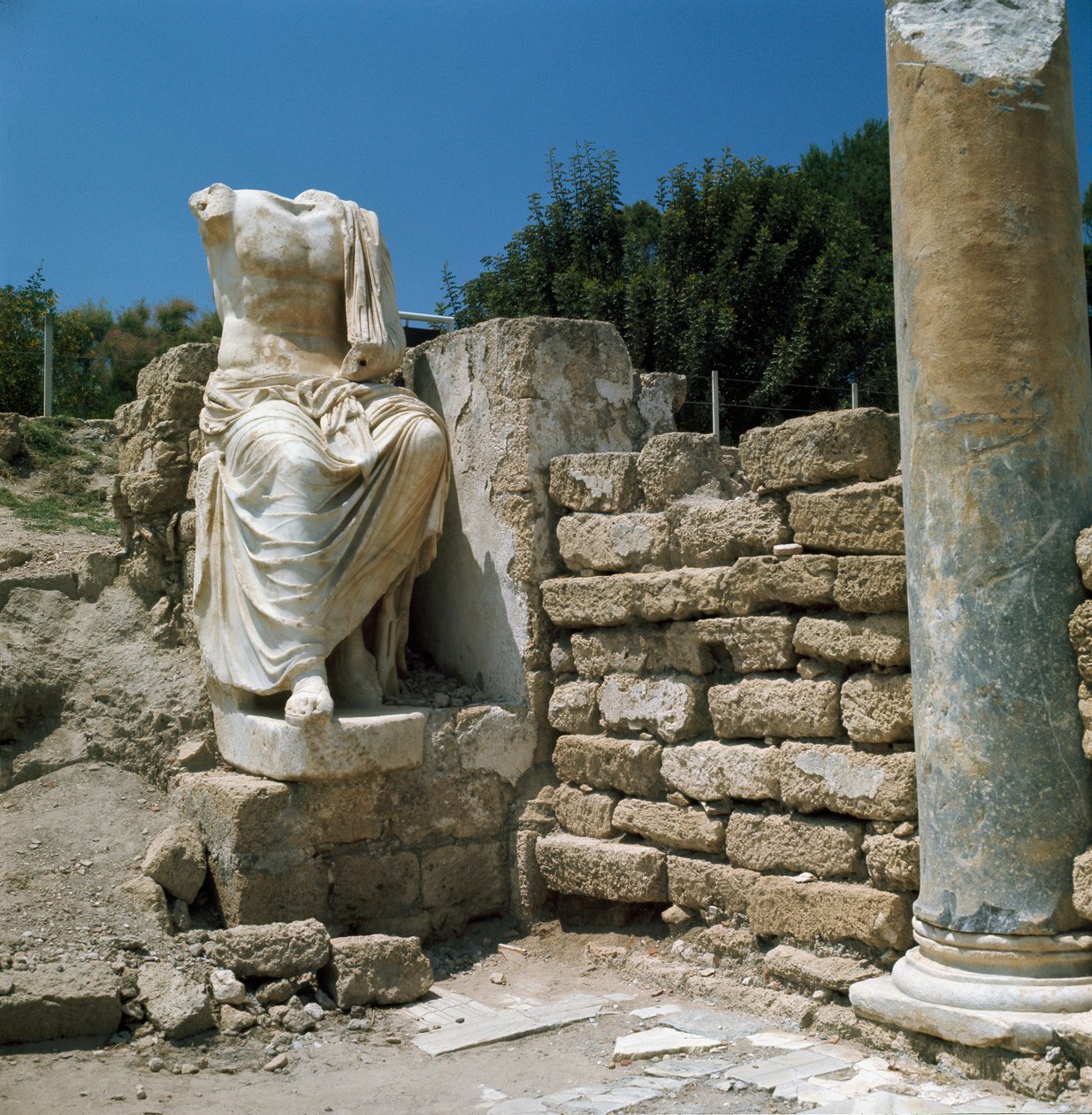 Standbeeld en archeologische resten door Roman