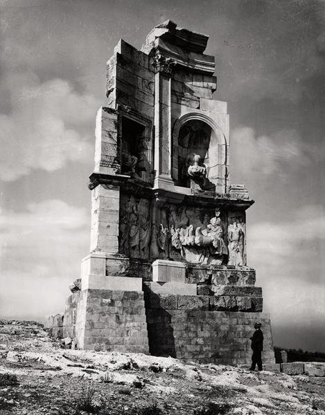 Het monument van Philopappos (90-115) c.116 door Roman