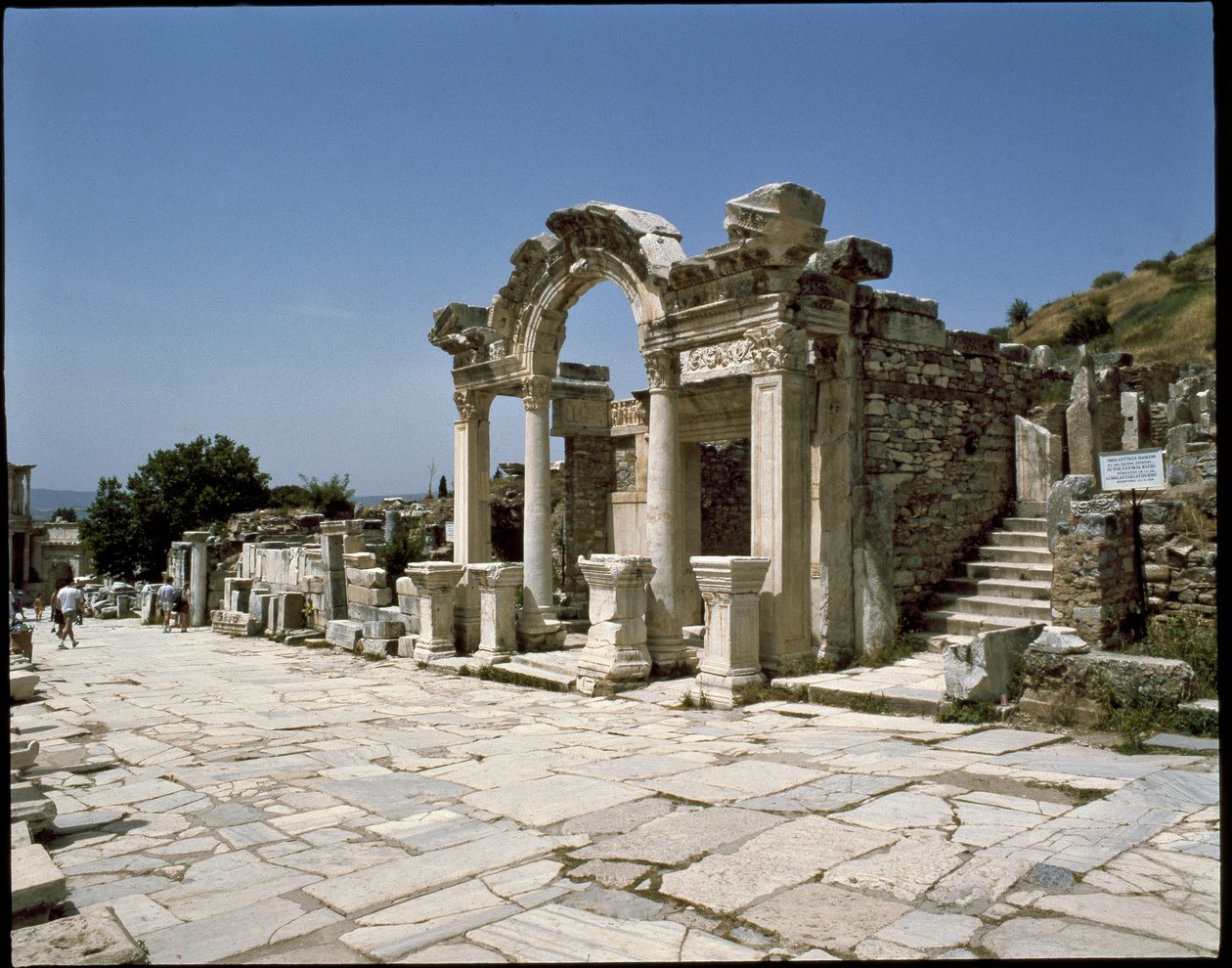 Zicht op de tempel van Hadrianus door Roman
